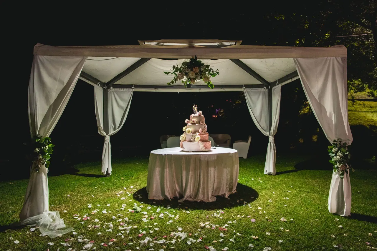 Taglio della torta sotto il gazebo illuminato di sera