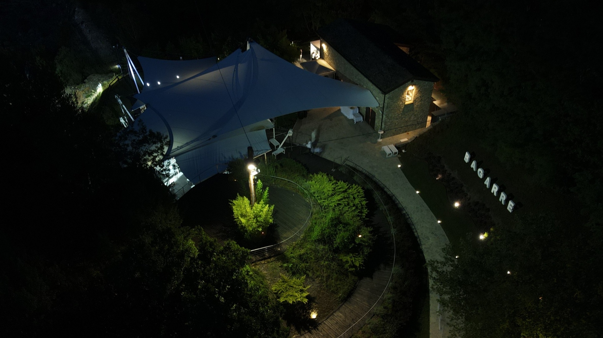 Taro Riverside Garden illuminato di notte, vista dall'alto
