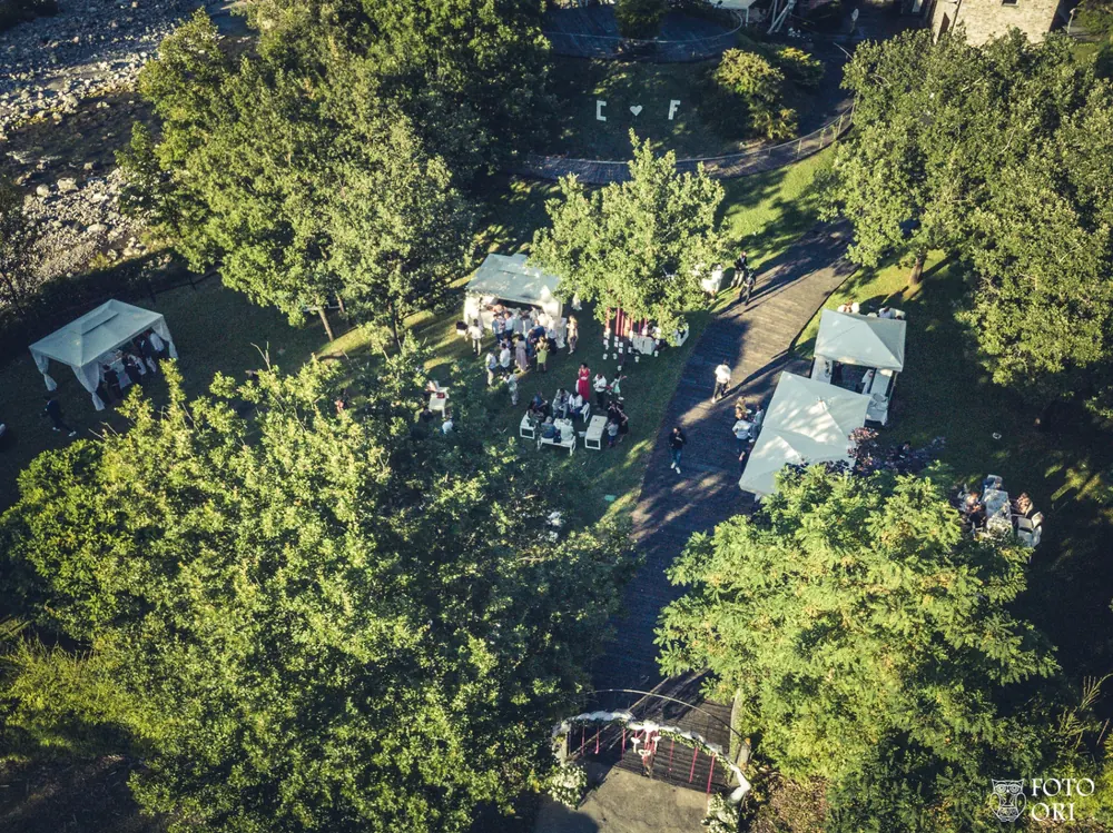 Vista aerea del parco con gazebo e ospiti tra gli alberi